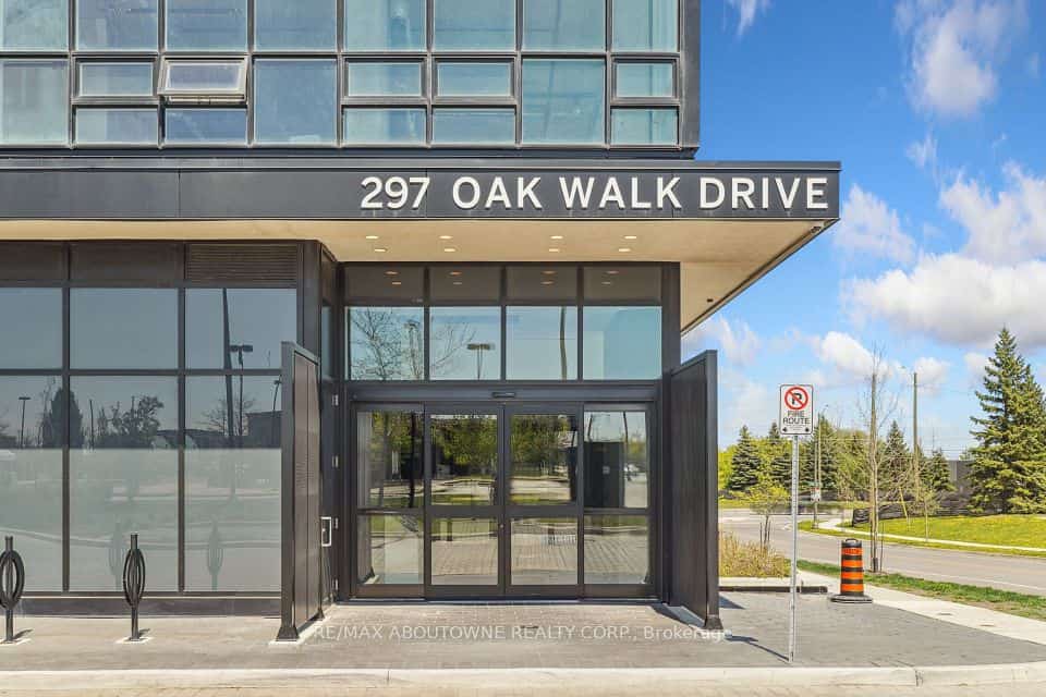 297 Oak Walk Drive, Oakville