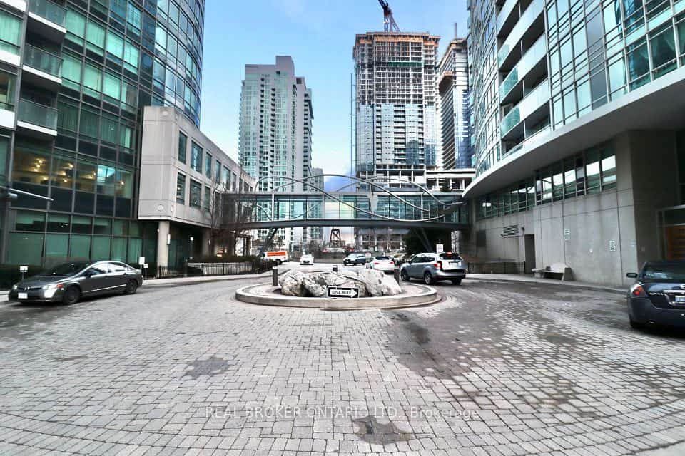 397 Front Street N #1806, Toronto, ON M5V 3S1