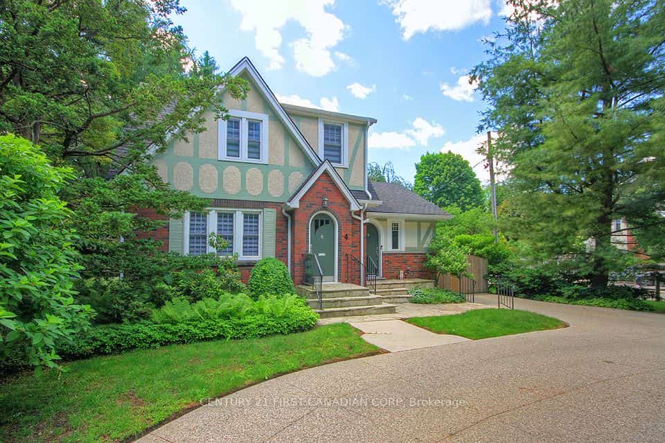 4 JERSEYVILLE Road E, Hamilton, ON L9G 1K1