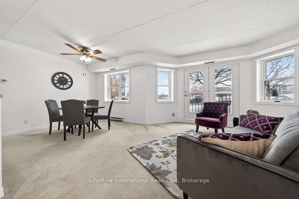 208 Silvercreek Parkway N #103, Guelph, ON N1H 8H2