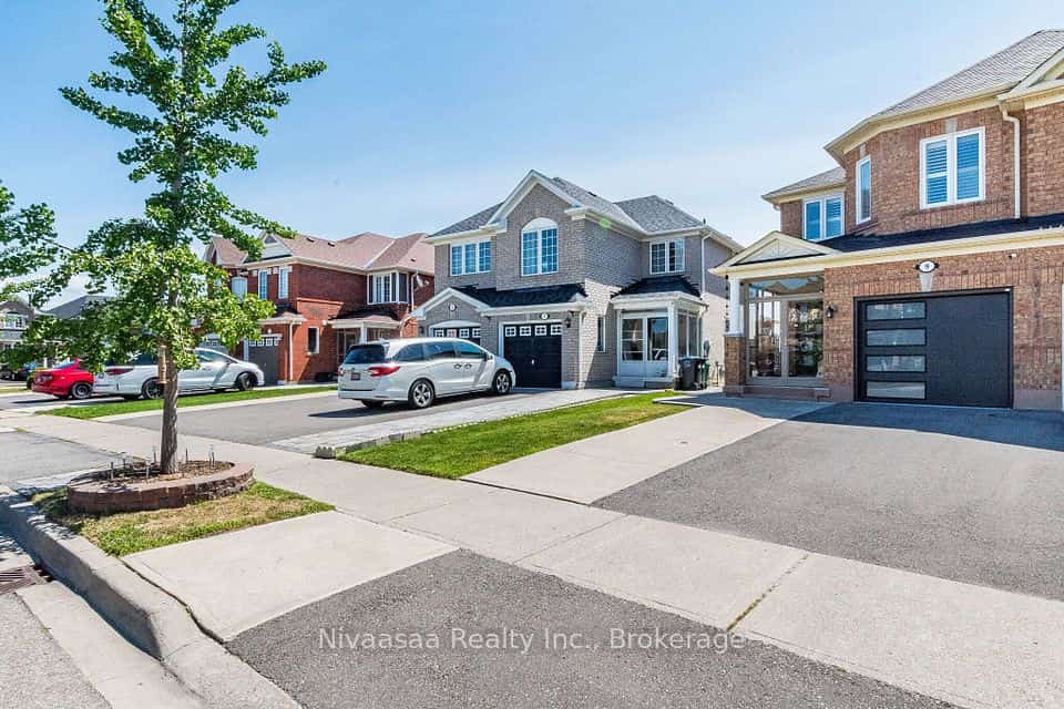 9 Parisian Road, Brampton, ON L6P 2T1