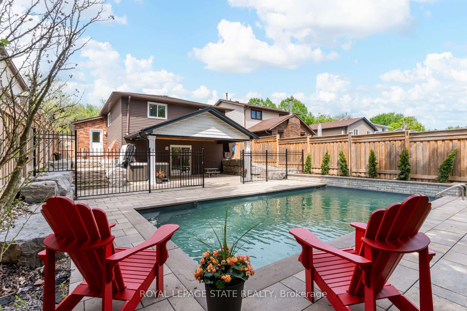 27 Bloomsbury Court, Hamilton, ON L9G 4L5
