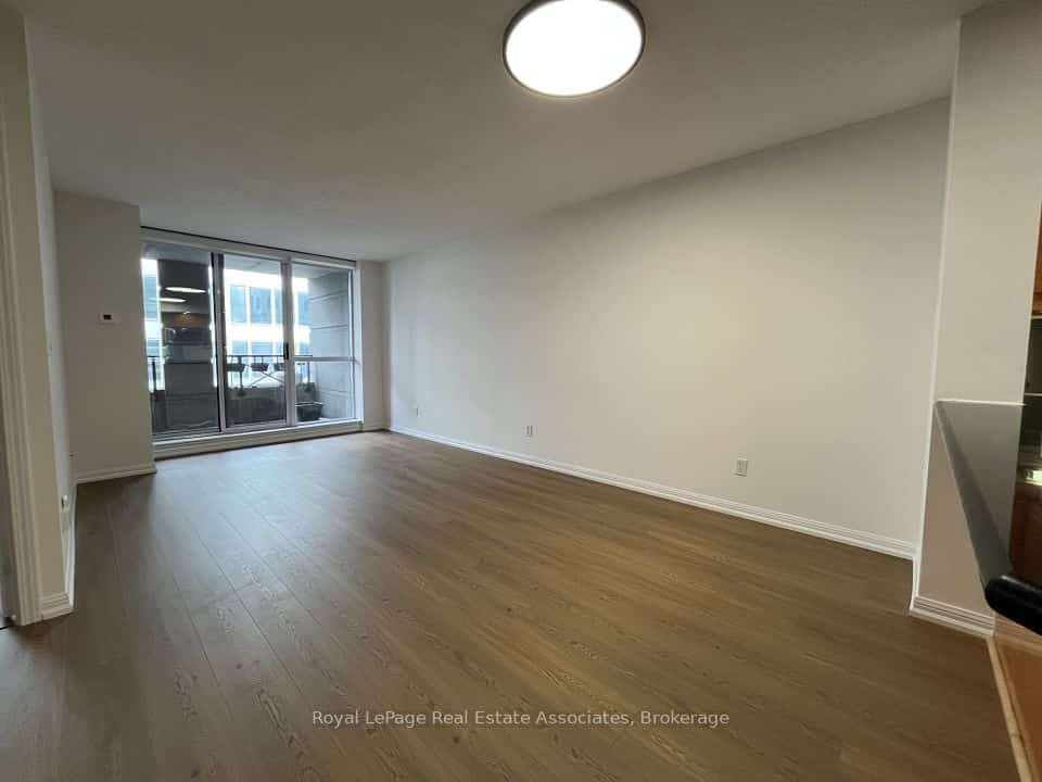 140 Simcoe Street #1512, Toronto, ON M5H 4E9