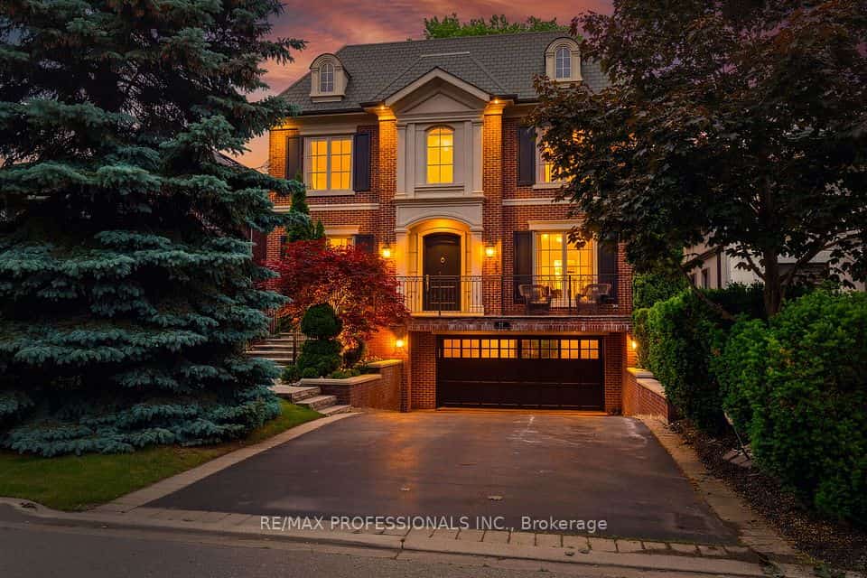 77 Haliburton Avenue, Toronto, ON M9B 4Y6