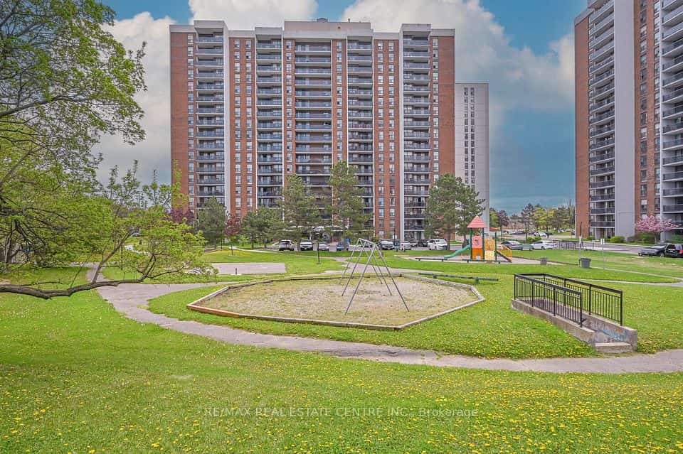 21 Knightsbridge Road #403, Brampton, ON L6T 3Y1