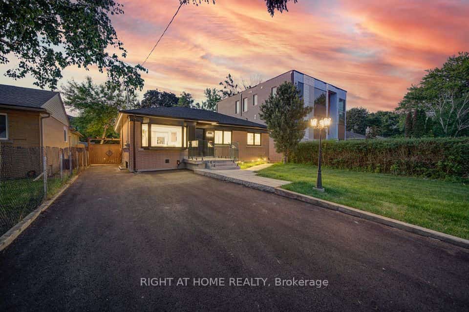 9 Cartier Crescent, Richmond Hill, ON L4C 2M9