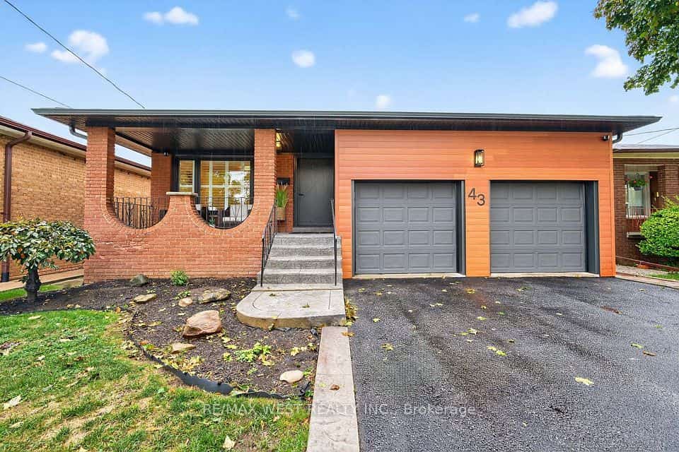 43 St Georges Boulevard, Toronto, ON M9R 1X3