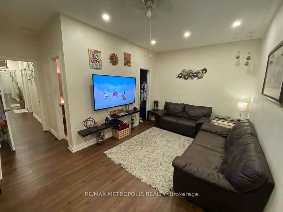 2352 Middlefield Road #205, Markham, ON L3S 4T6