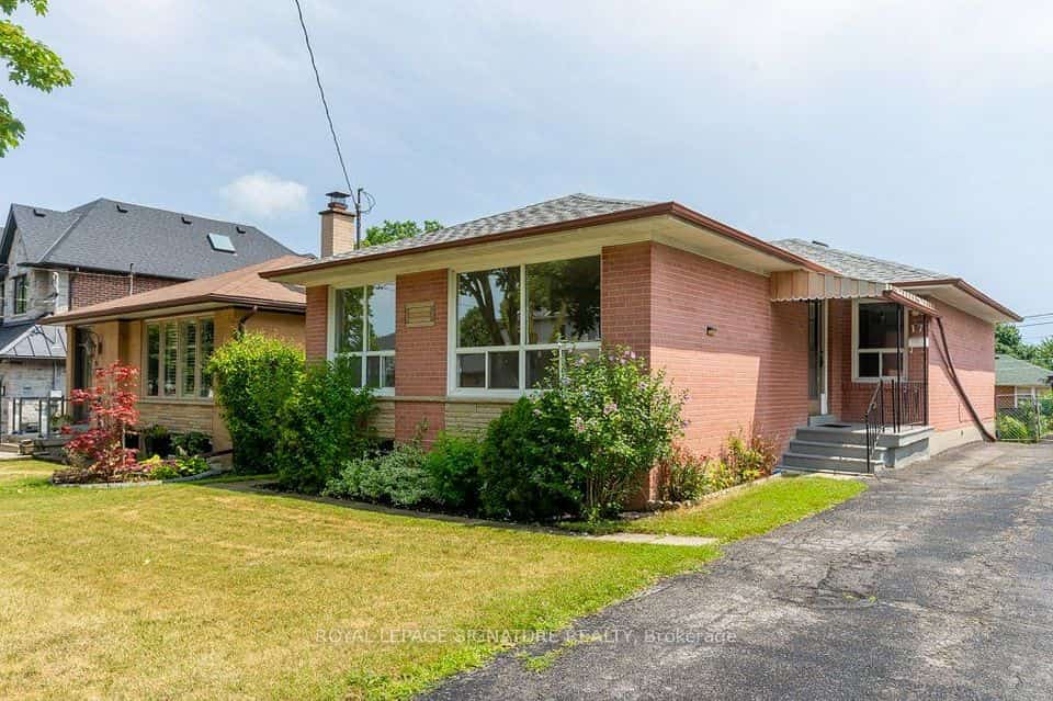 17 Risdon Court, Toronto, ON M9C 4E6