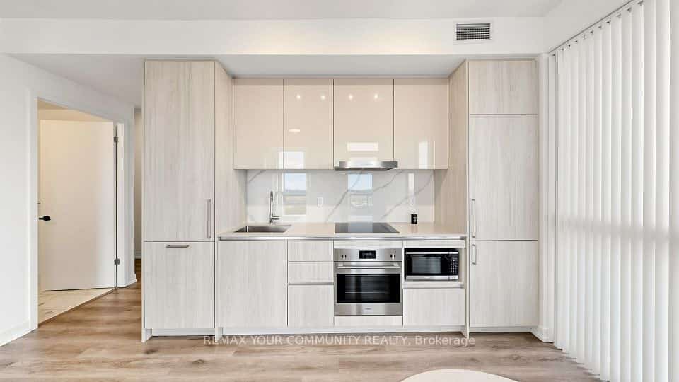 225 Commerce Street #1702, Vaughan, ON L4K 0R1