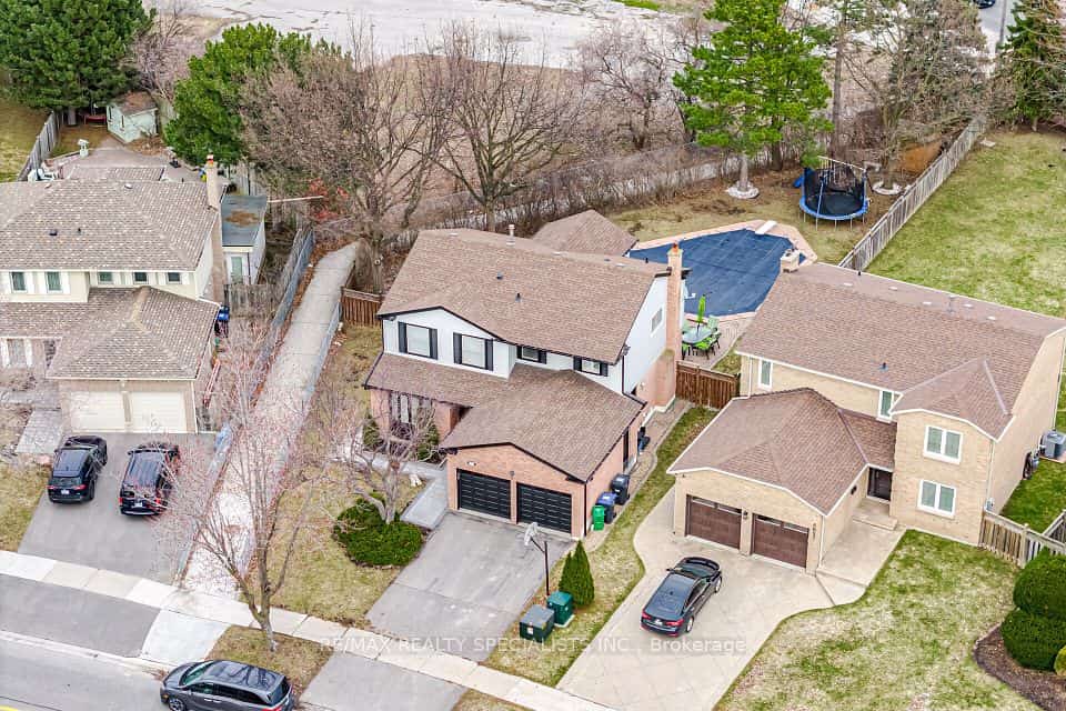 6101 Edenwood Drive, Mississauga, ON L5N 2Y6