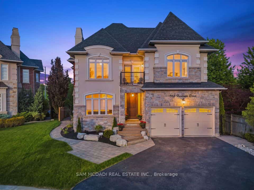 962 Fredonia Drive, Mississauga, ON L5C 2W4