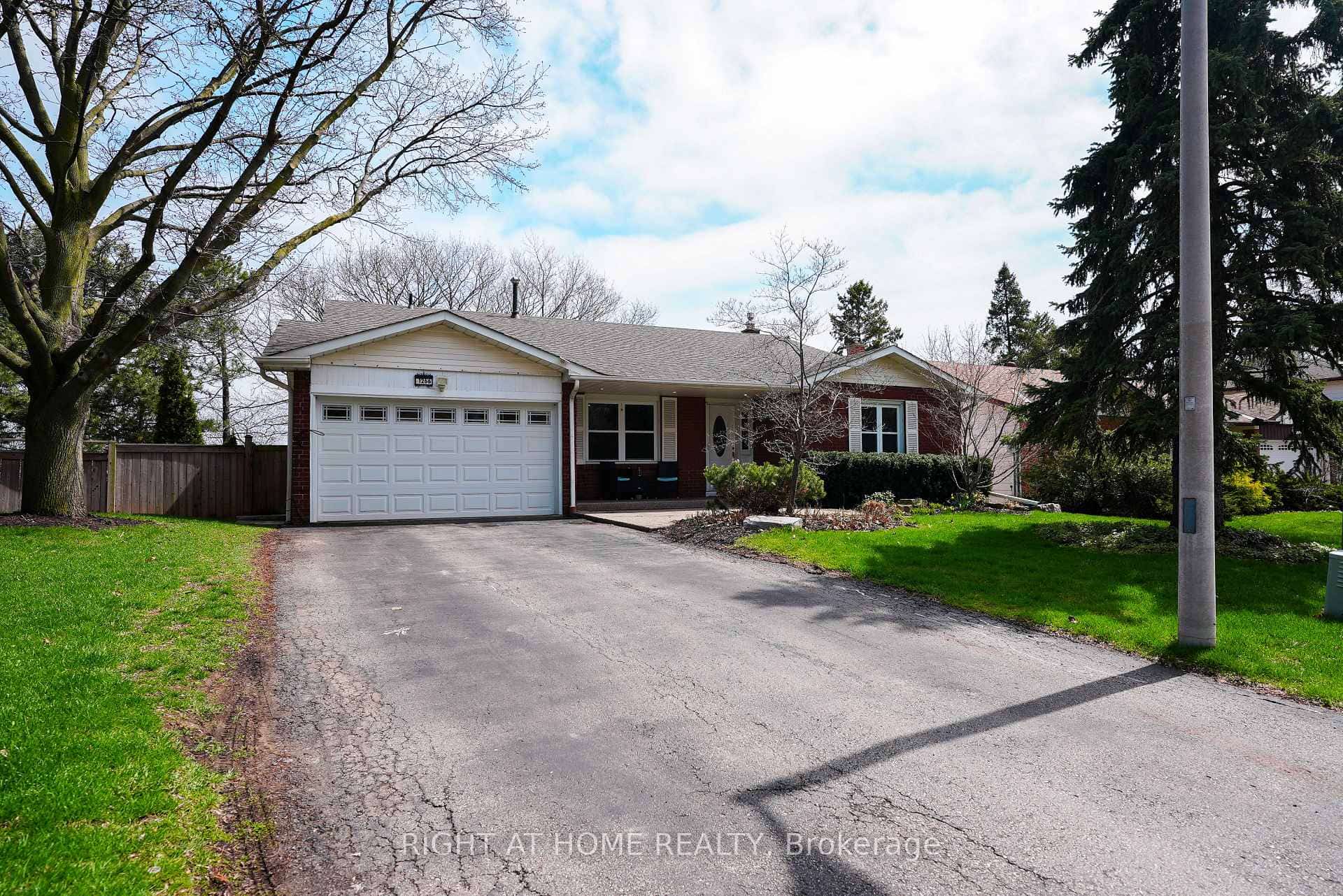1266 Lakeview Drive, Oakville, ON L6H 2M8