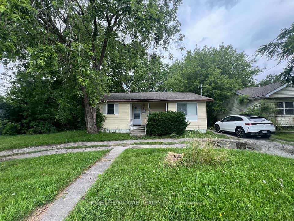 804 Dundas Street W, Whitby, ON L1N 2N5