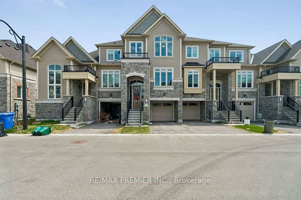 94 Lyall Stokes Circle, East Gwillimbury, ON L0G 1M0