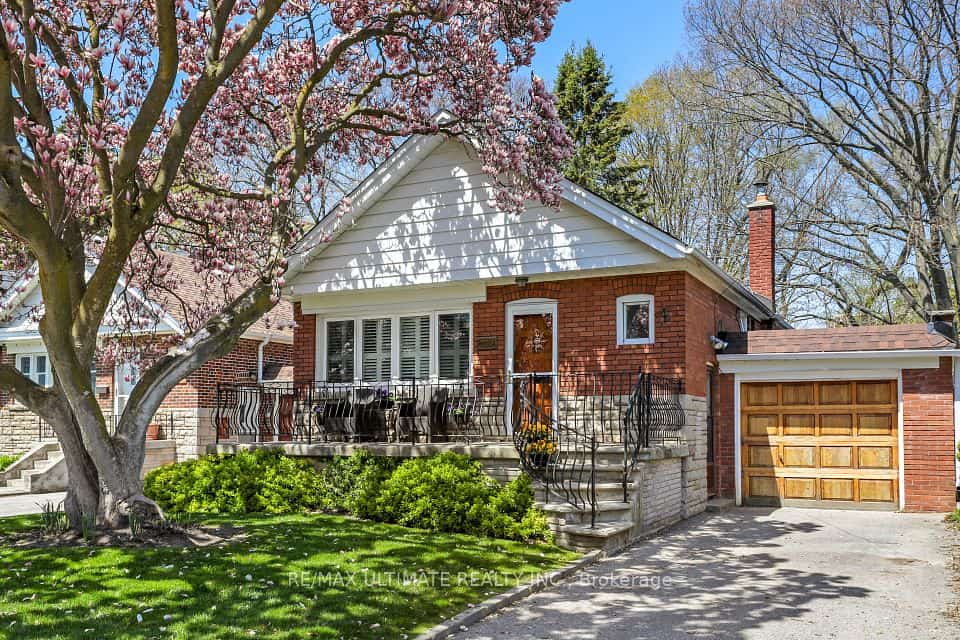 220 Parkview Hill Crescent, Toronto, ON M4B 1R8