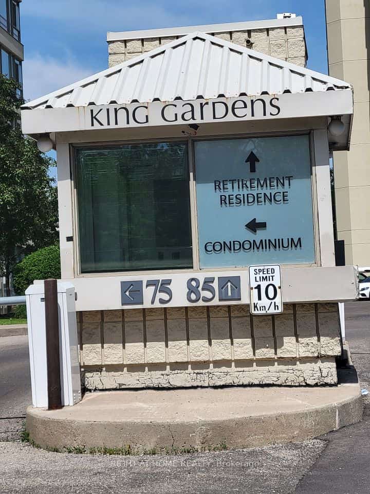 75 King Street E #PH2, Mississauga, ON L5A 4G5
