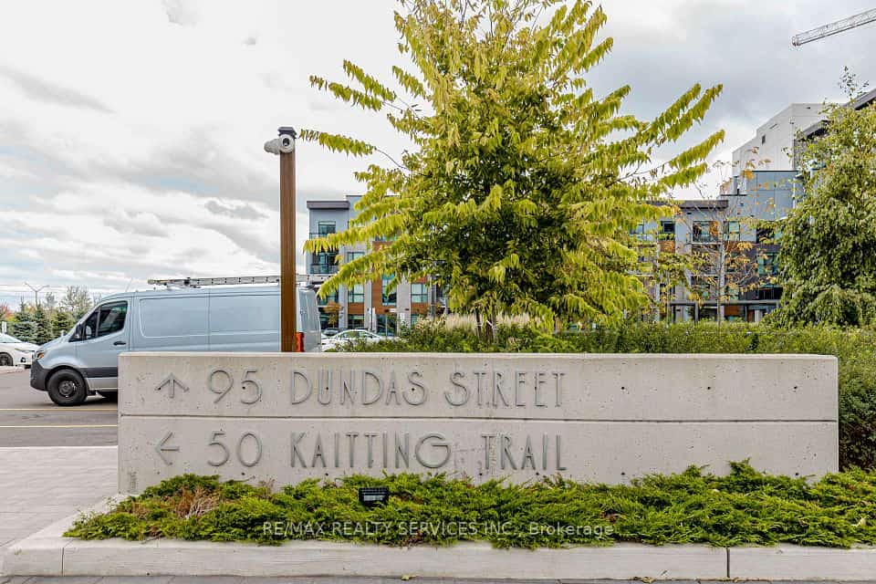 95 Dundas Street W #101, Oakville, ON L6M 5N4