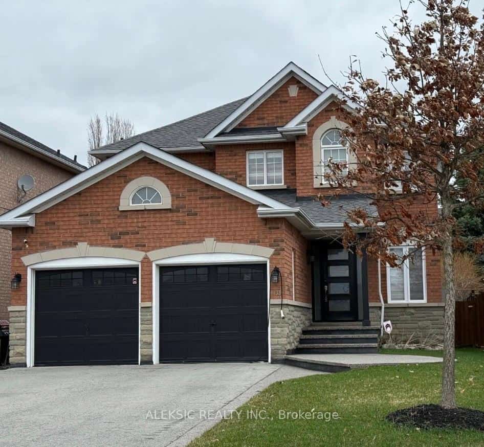 33 Hillpath Crescent, Brampton, ON L6Z 4T7