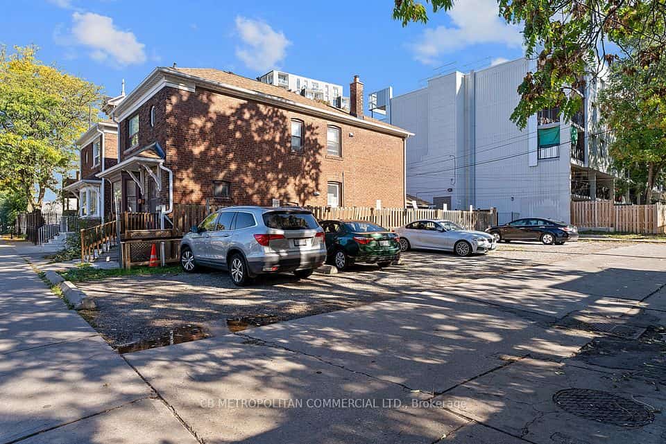 15-17 Augusta Avenue #15, Toronto, ON M5T 2K7