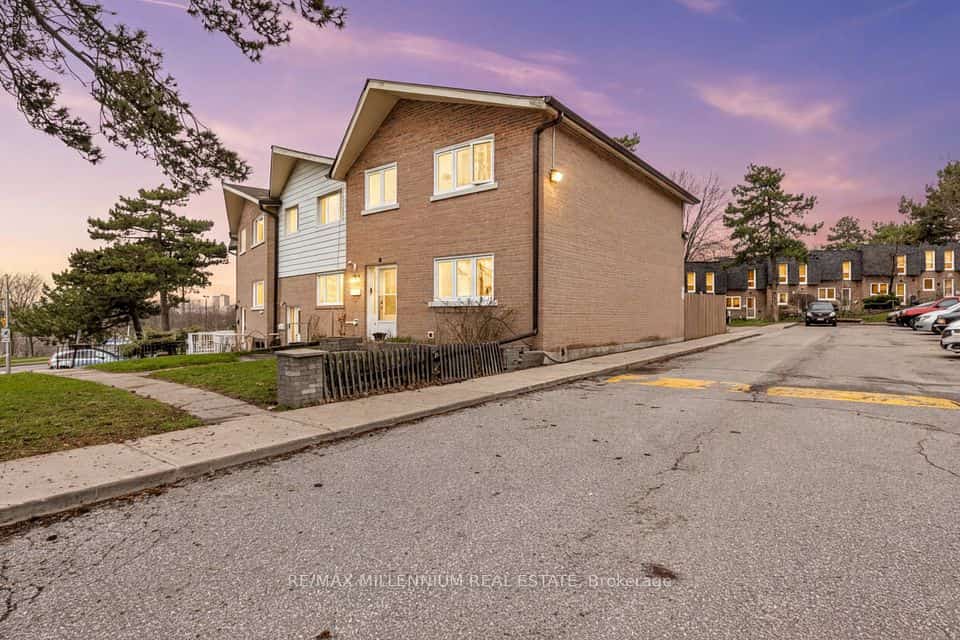 10 Grandravine Drive #5, Toronto, ON M3J 1B1