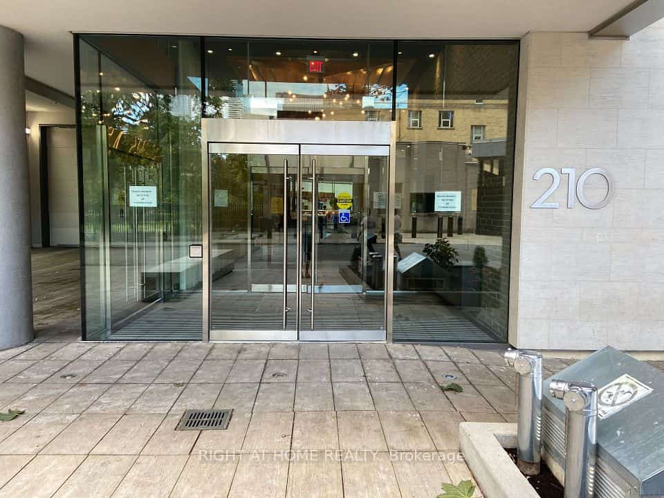 210 Simcoe Street #802, Toronto, ON M5T 0A9
