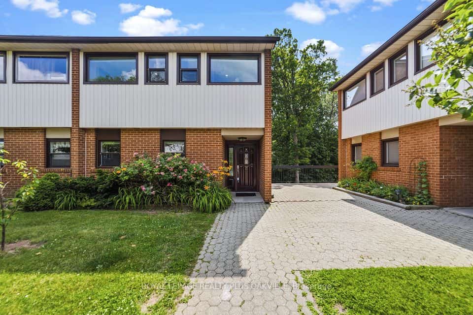 530 Falgarwood Drive #27, Oakville, ON L6H 1N3