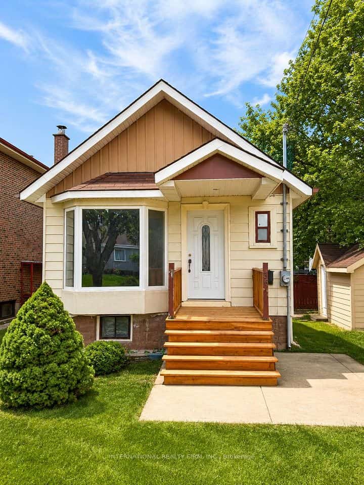 36 Ridge Road, Toronto, ON M3M 1C7