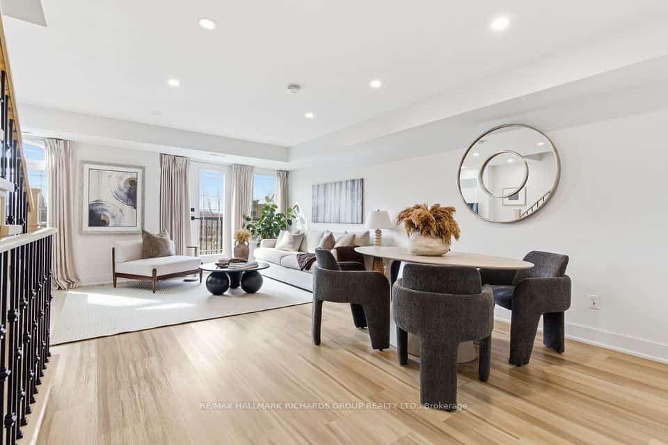 118 Finch Avenue W #8, Toronto, ON M2N 7G2