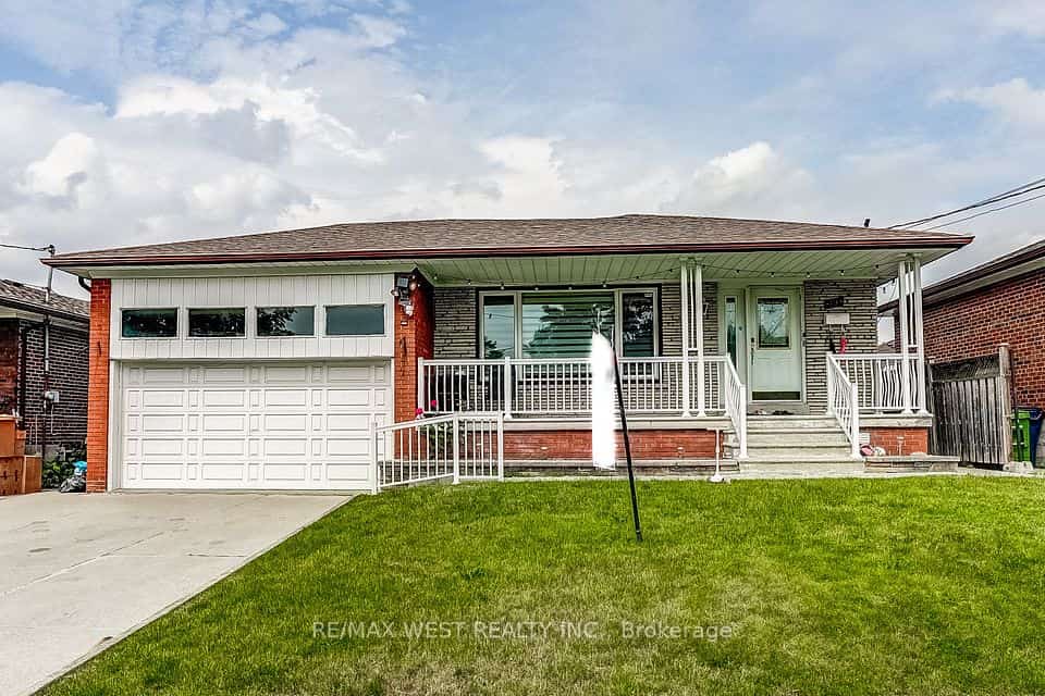19 Archway Crescent, Toronto, ON M9M 1V5