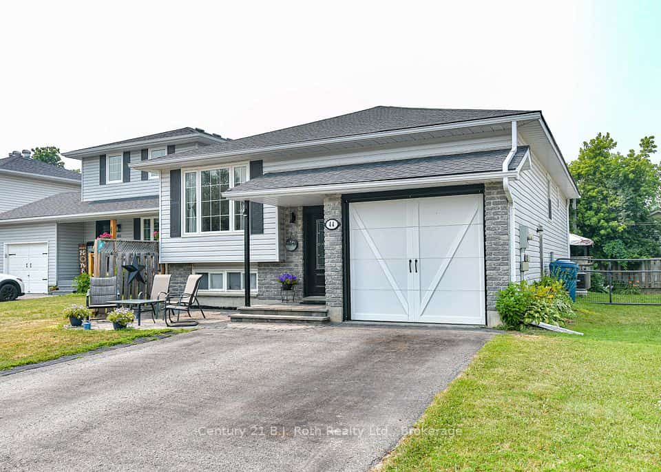 44 Courtney Crescent W, Orillia, ON L3V 7Y3