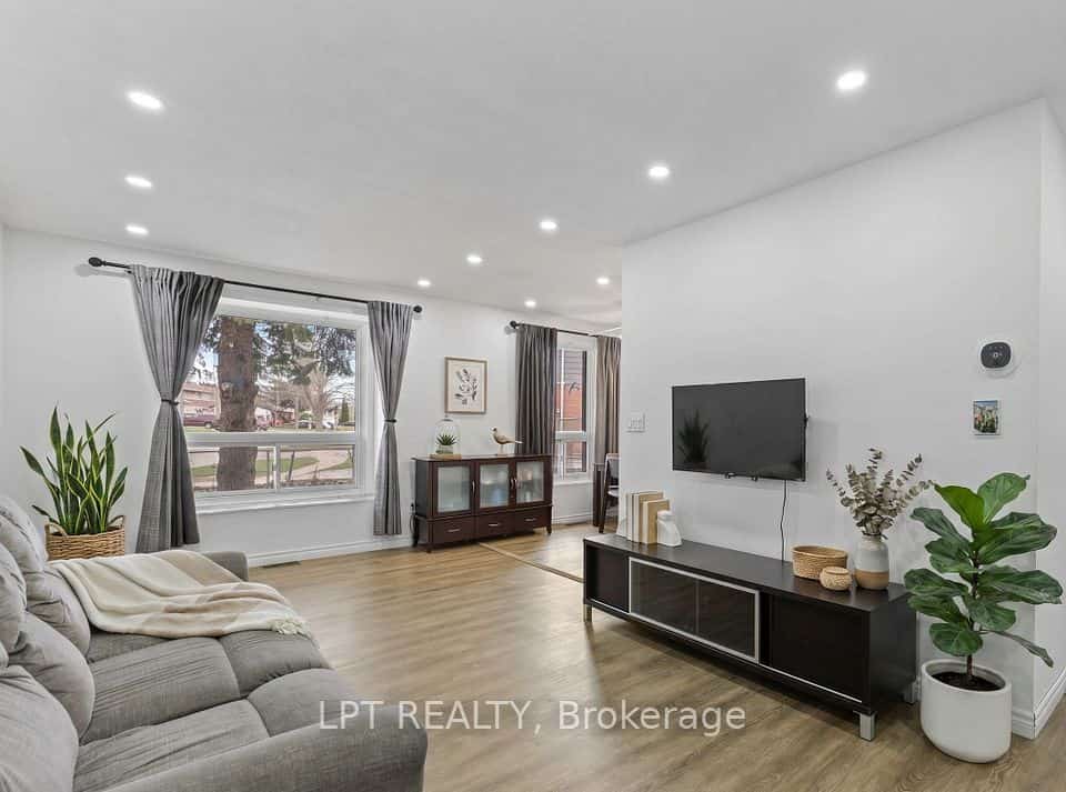55H Chaucer Crescent, Barrie, ON L4N 4T8