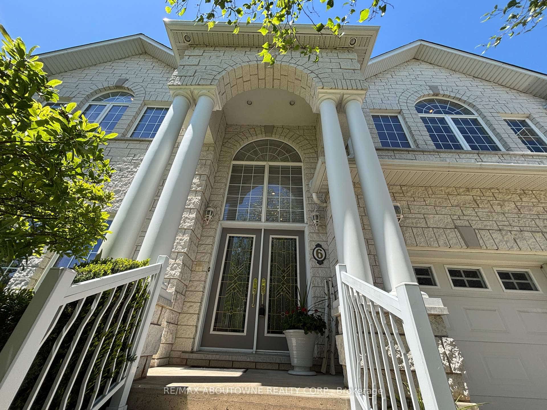 6 Fourseasons Drive, Hamilton, ON L8E 5Y5