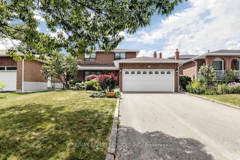 25 Malcolm Crescent, Brampton, ON L6S 3C7