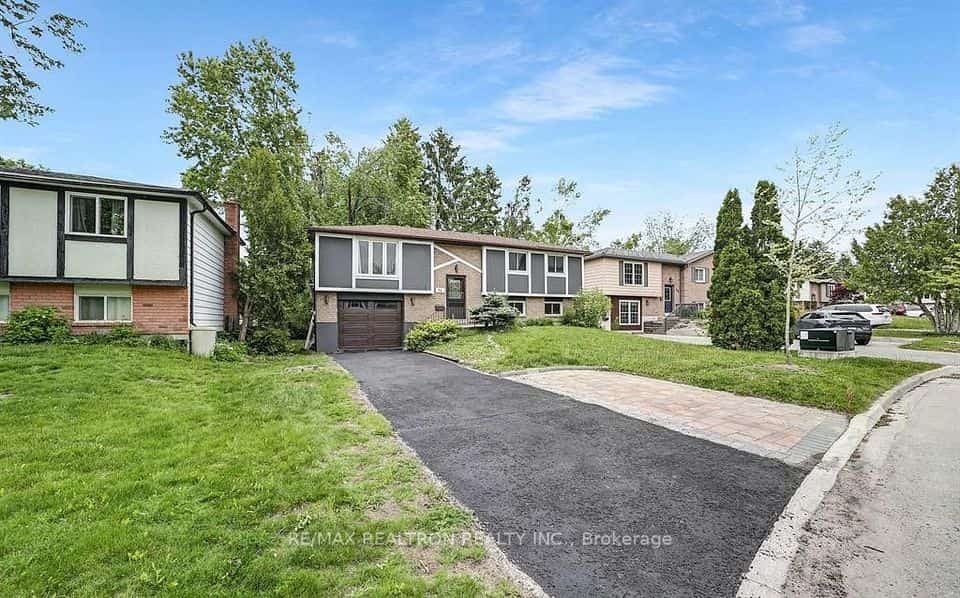 14 Chippawa Court, Barrie, ON L4M 5N8