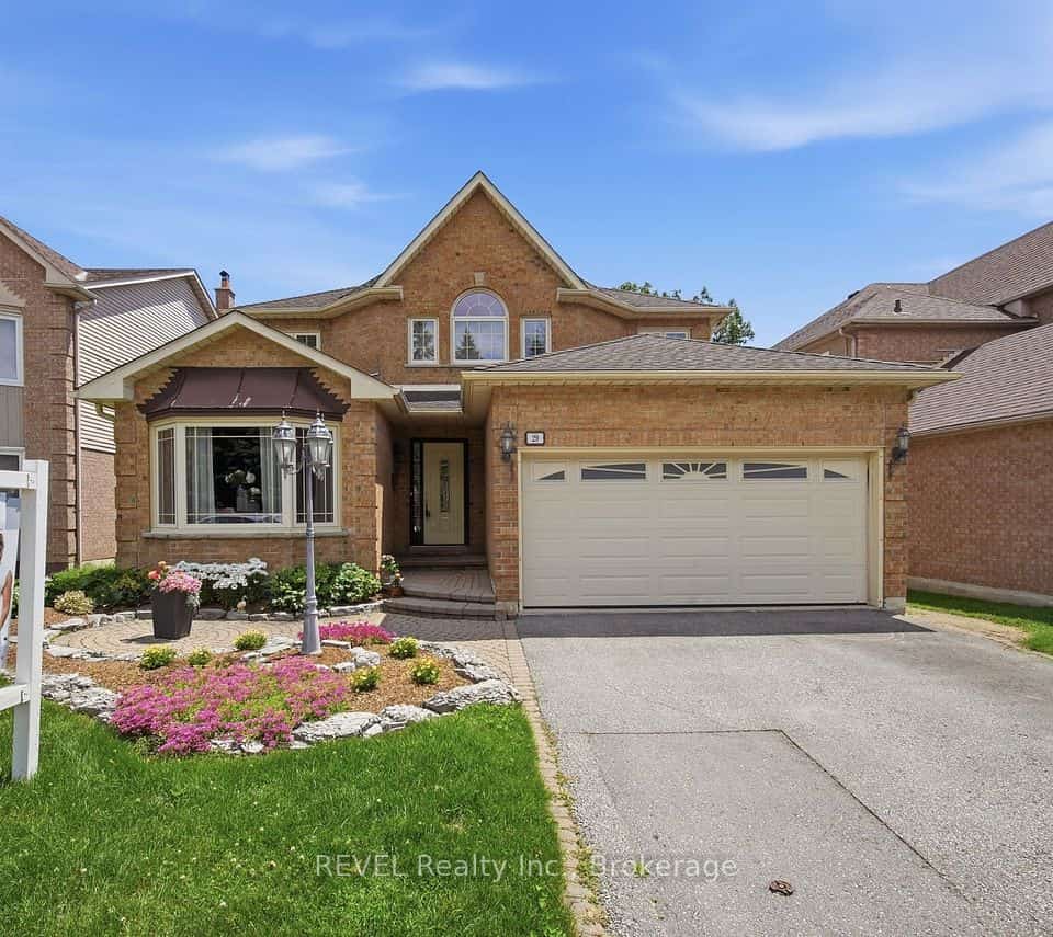 29 Stratton Crescent, Whitby, ON L1R 1V4