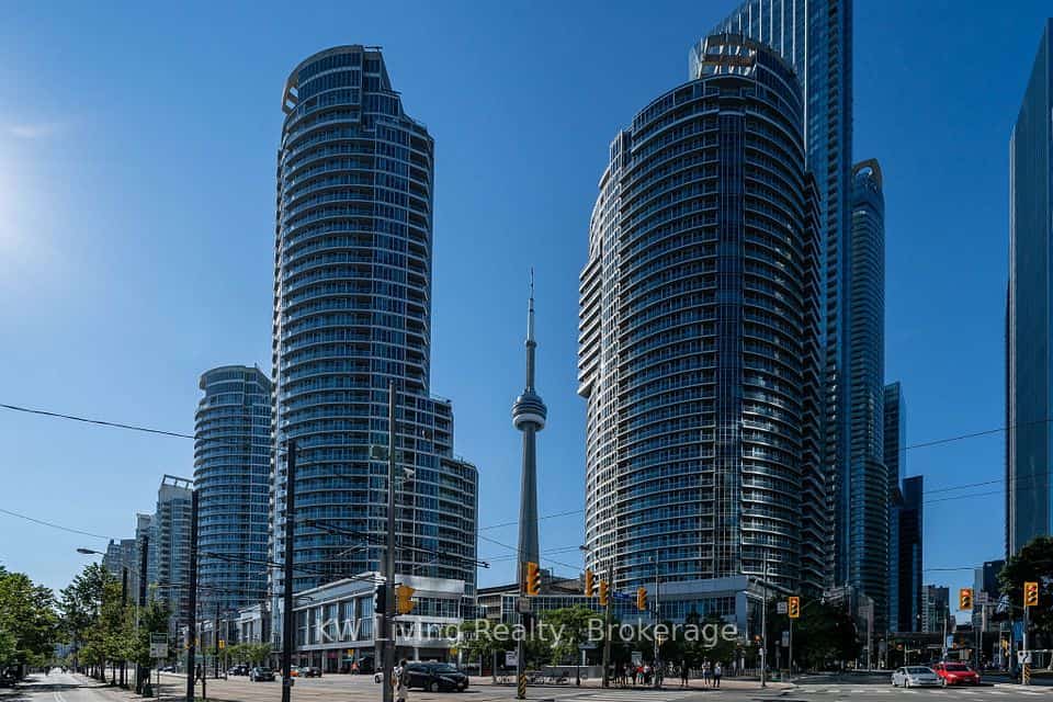 208 Queens Quay W #2111, Toronto, ON M5J 2Y5