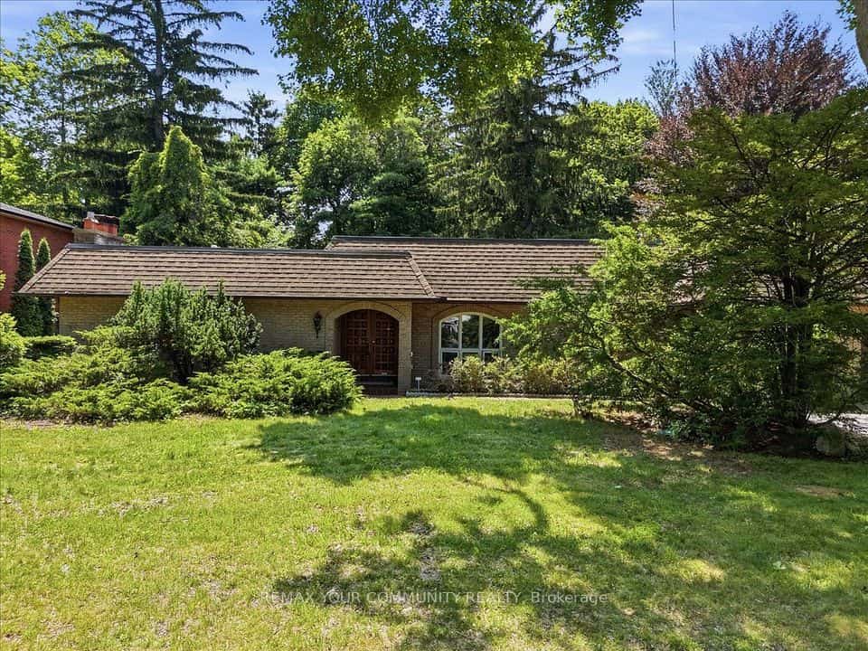 1528 Knareswood Drive, Mississauga, ON L5H 2M1