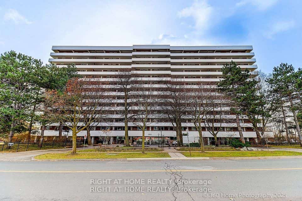 1 Royal Orchard Boulevard #1107, Markham, ON L3T 3C2
