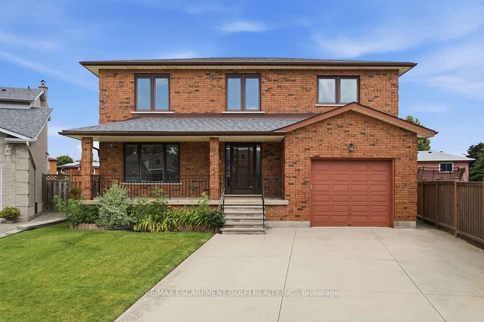 18 Marcel Place, Hamilton, ON L9B 1W3