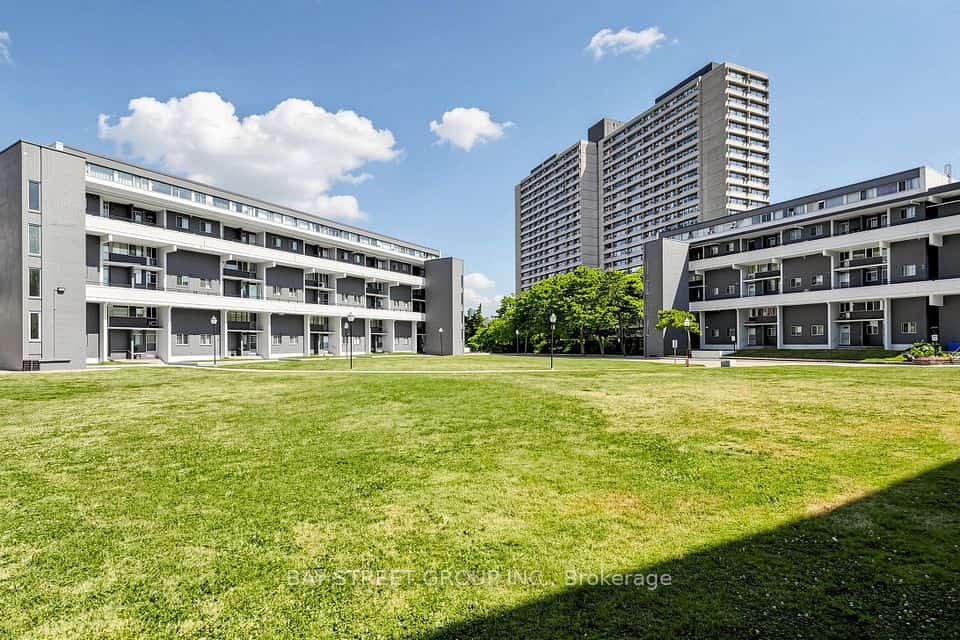 55 Sunny Glenway #302, Toronto, ON M3C 2Z5