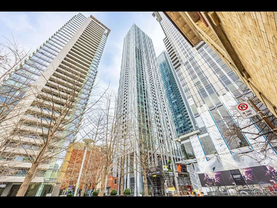 1 Yorkville Avenue #3203, Toronto, ON M4W 0B1