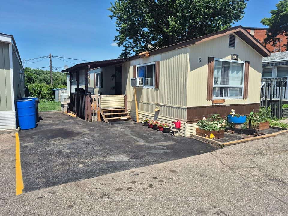3233 Derry Road E #5, Mississauga, ON L4T 1A8