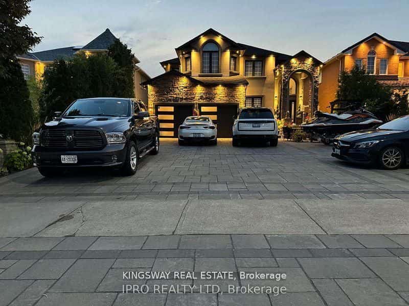923 Bristol Road W, Mississauga, ON L5V 2N9