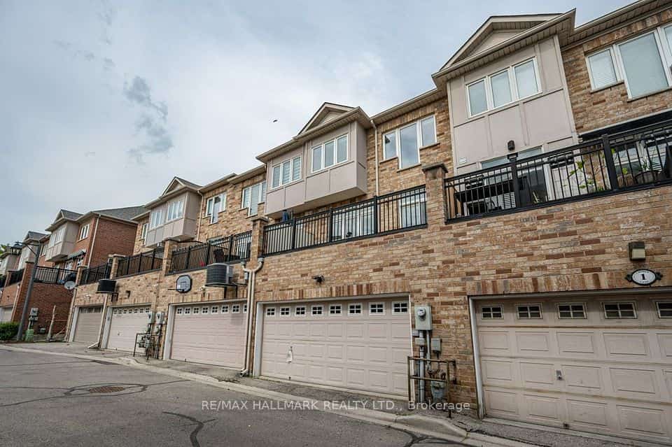 3 Chimes Lane, Toronto, ON M8Y 4H8