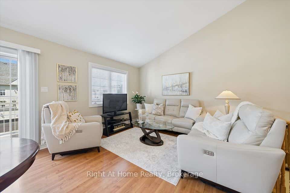 17 Wicker Park Way, Whitby, ON L1R 0C8