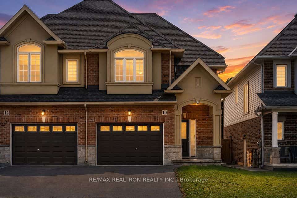 10 Starling Drive, Hamilton, ON L9A 2P5