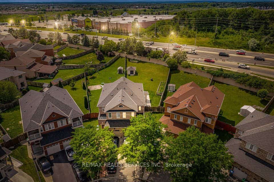 32 Deepcoral Court, Brampton, ON L6V 4P7