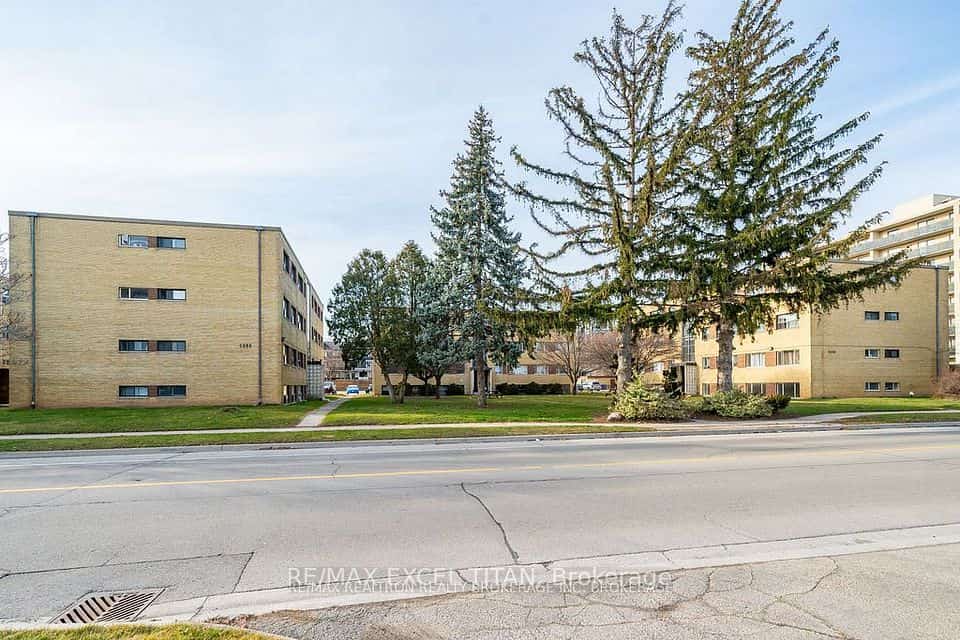 799 Robinson Street #9, Burlington, ON L7R 2L4