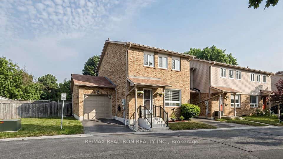 1640 Nichol Avenue #4, Whitby, ON L1N 8P5